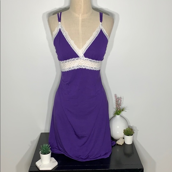 Purple and white lace nightgown - Picture 2 of 12